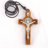 Olajfa nyaklánc Szt. Benedek kereszttel